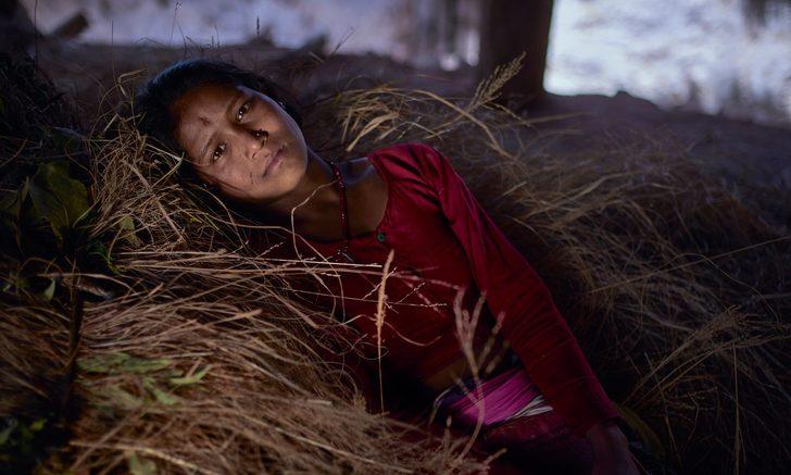 Adet d&ouml;nemlerinde s&uuml;rg&uuml;ne g&ouml;nderilen Nepalli kadınların trajik hikayeleri