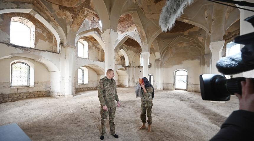 Azerbaycan Cumhurbaşkanı Aliyev ve eşinden &ouml;rnek hareket