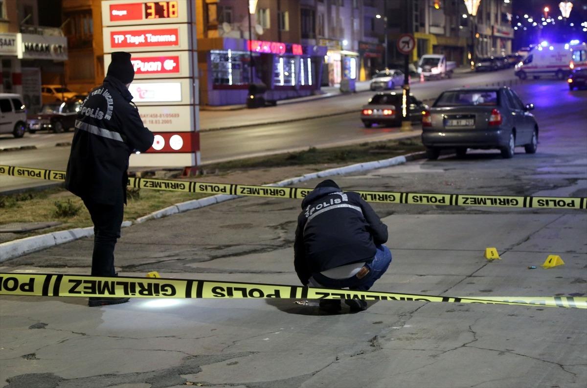 Sivas'ta silahlı ve bı&ccedil;aklı kavga: 3 yaralı