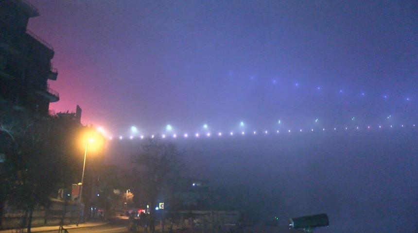 İstanbul Boğazı'nda sis etkili oluyor