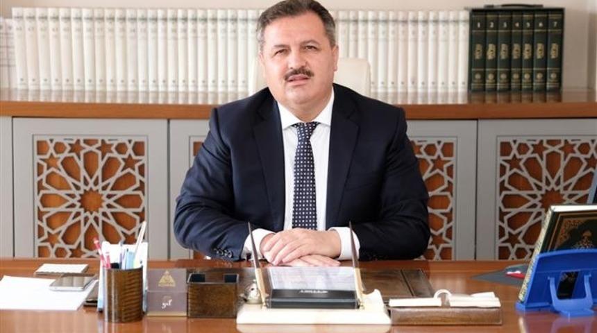 Erzincan İl M&uuml;ft&uuml;s&uuml; Burhan &Ccedil;akır: &ldquo;Kuşkusuz, ilk emri &ldquo;oku&rdquo; olan bir dinin mensupları olarak &ouml;ğretmenlerimizin &uuml;stlendiğiniz kutsal vazifenin değerinin idrakindeyiz&rdquo;