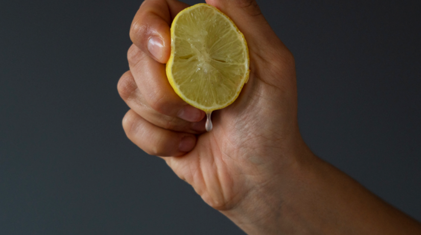 Bu değişime çok şaşıracaksınız! Taze sıkılmış limonu saçınıza sürün ve bekleyin
