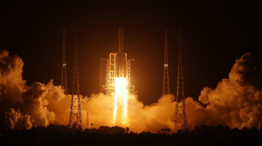 &Ccedil;in, Ay'dan &ouml;rnek toplayacak Chang'e 5 aracını uzaya fırlattı