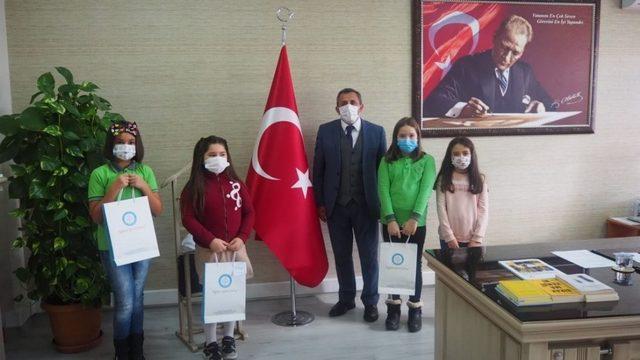 Başarılı öğrencilere ödülleri verildi