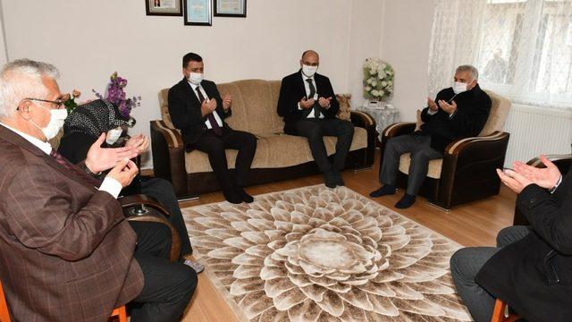 Vali Yıldırım’dan şehit öğretmenin annesine öğretmenler günü ziyareti