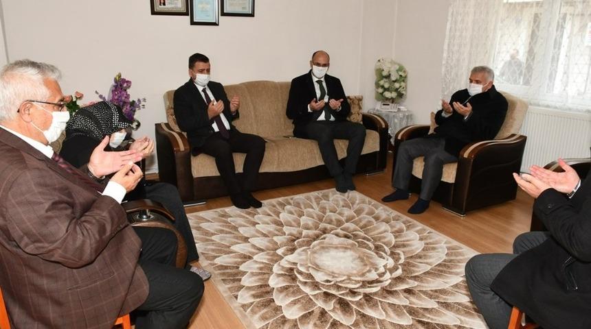 Vali Yıldırım&rsquo;dan şehit &ouml;ğretmenin annesine &ouml;ğretmenler g&uuml;n&uuml; ziyareti