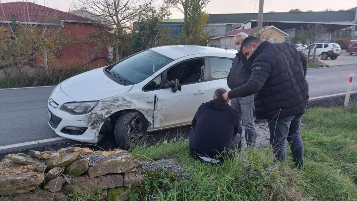 Kocaeli&rsquo;de minib&uuml;s ile otomobil &ccedil;arpıştı