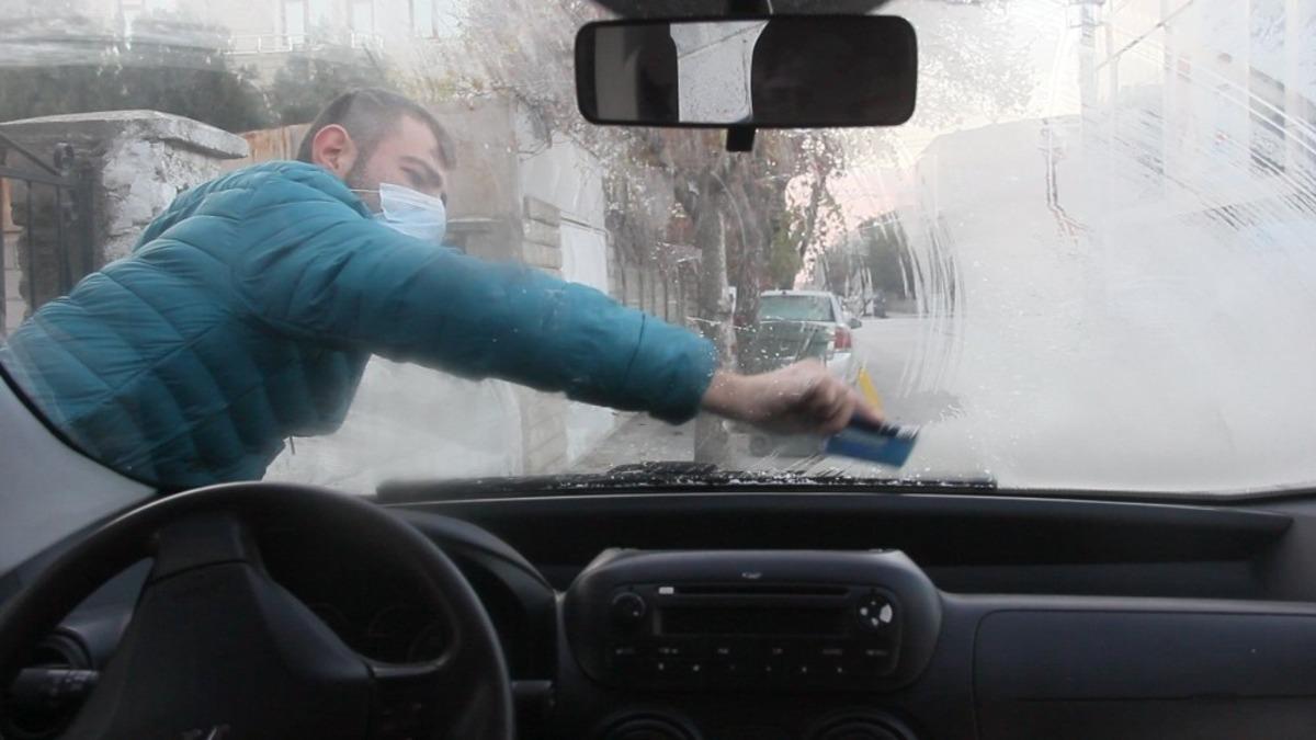 Erzincan&rsquo;da ara&ccedil; camları buz tuttu