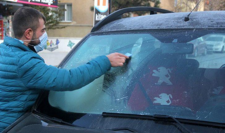 Erzincan’da araç camları buz tuttu G2