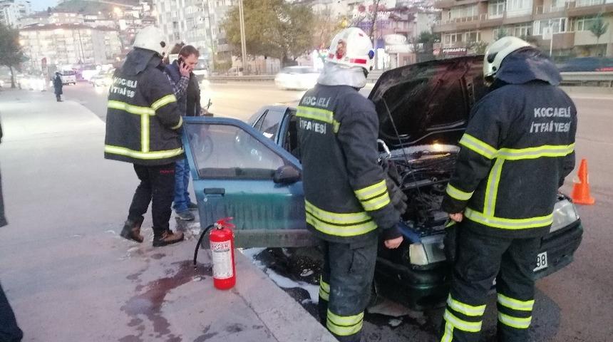 Motoru tutuşan otomobili k&uuml;l olmaktan itfaiye kurtardı