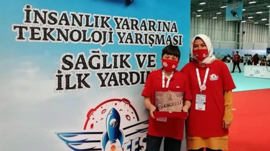 Ayşe &Ouml;ğretmen, &ouml;ğrencileri i&ccedil;in gece g&uuml;nd&uuml;z koşturuyor