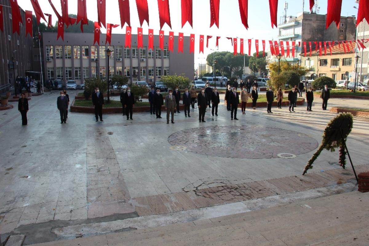 &Ouml;ğrenciler olmayınca &ouml;ğretmenler g&uuml;n&uuml; buruk kutlandı