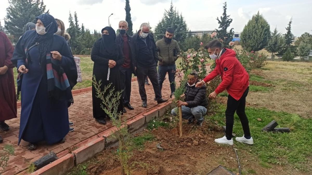 Her şehit i&ccedil;in bir fidan toprakla buluşturuldu