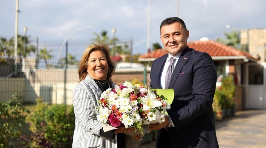 Başkan Y&uuml;cel ilkokul &ouml;ğretmenini unutmadı