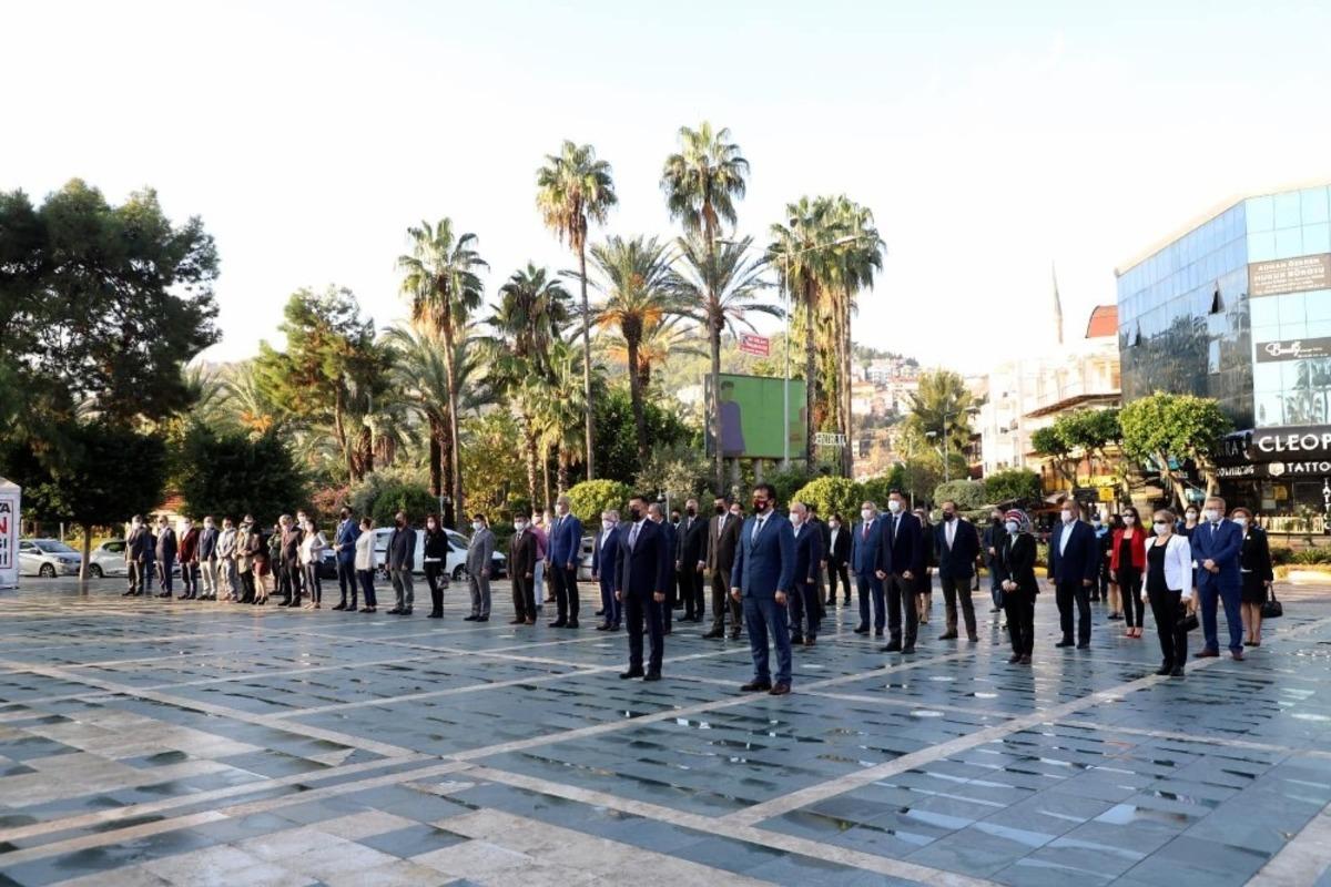 Alanya&rsquo;da &Ouml;ğretmenler G&uuml;n&uuml; korona g&ouml;lgesinde kutlandı