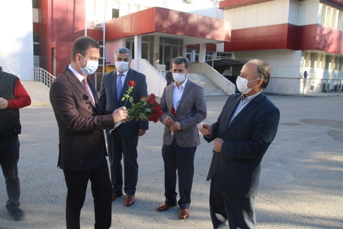 Kaymakam G&uuml;r&ccedil;am, &ouml;ğretmenleri g&uuml;llerle karşıladı