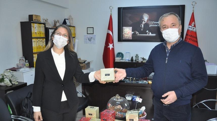 Okul m&uuml;d&uuml;r&uuml;nden &ouml;ğretmenlere s&uuml;rpriz hediye