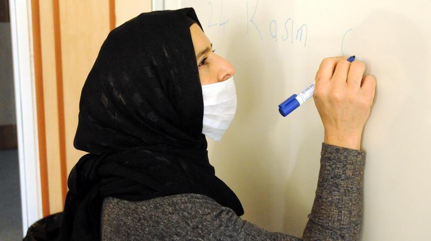 G&ouml;rme engelli &ouml;ğretmen her zorluğu geride bırakıyor