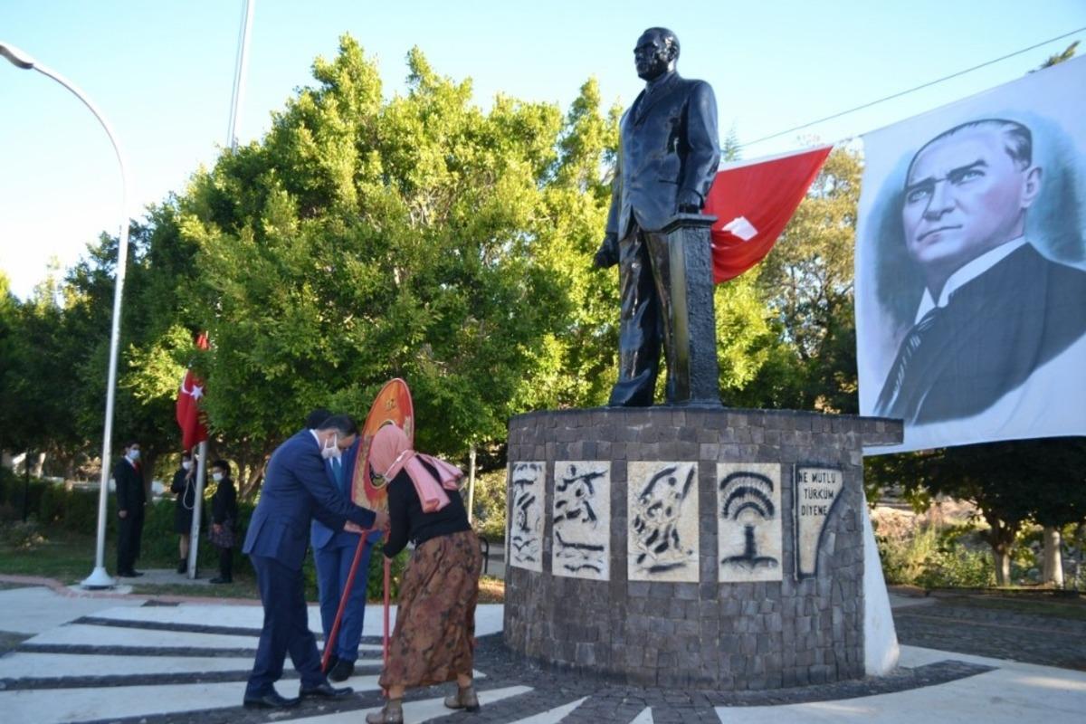 &Ouml;ğretmenler G&uuml;n&uuml; Bozyazı&rsquo;da sade bir t&ouml;renle kutlandı