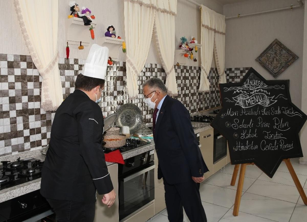 Başkan B&uuml;y&uuml;kkılı&ccedil;, kursiyerlere gilaborunun faydalarını anlattı