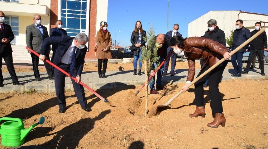 &Ouml;ğretmenler, şehit &ouml;ğretmen Yasemin Tekin i&ccedil;in fidan dikti