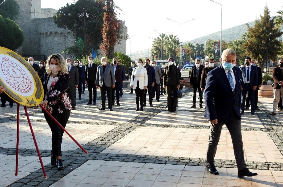 &Ouml;ğretmenler G&uuml;n&uuml; &Ccedil;eşme&rsquo;de t&ouml;renle kutlandı