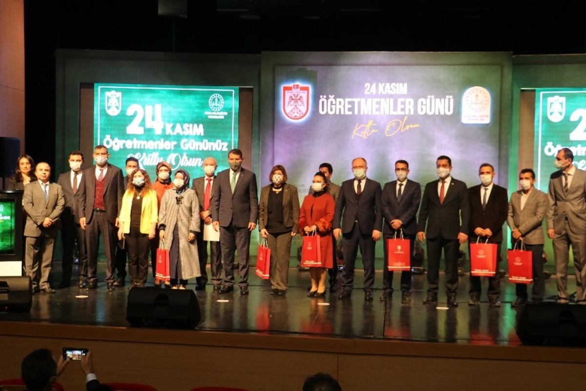 &Ouml;ğretmenlere s&uuml;rpriz doğum g&uuml;n&uuml; kutlaması