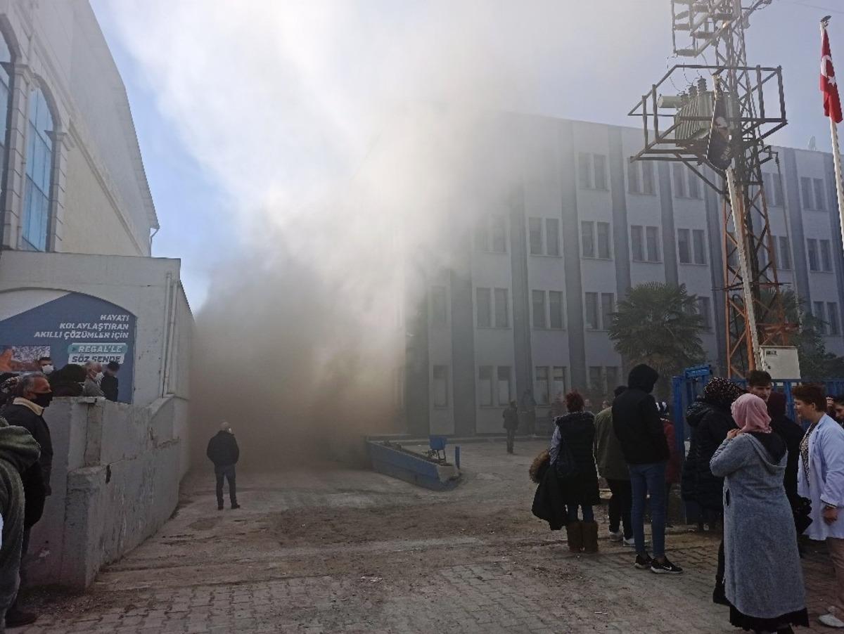 Tekstil fabrikasında &ccedil;ıkan yangın korku dolu dakikalar yaşattı