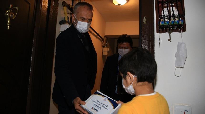 Tablet dağıtımı ekibinde başkan da var