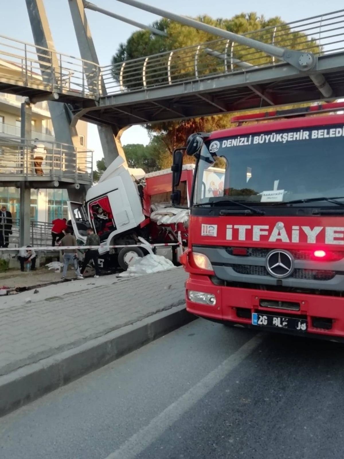 Al&ccedil;ı malzemesi taşıyan tır &uuml;st ge&ccedil;ide &ccedil;arptı