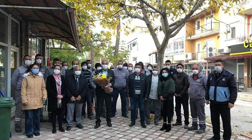 Emekli öğretmen Başkana personelinden kutlama