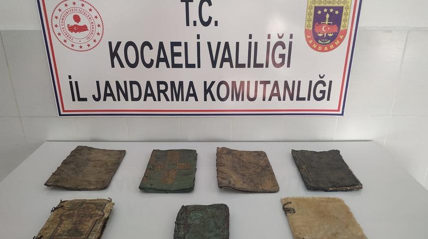 İzmit'te 7 adet ceylan derisine yazılı Tevrat ve İncil ele geçirildi