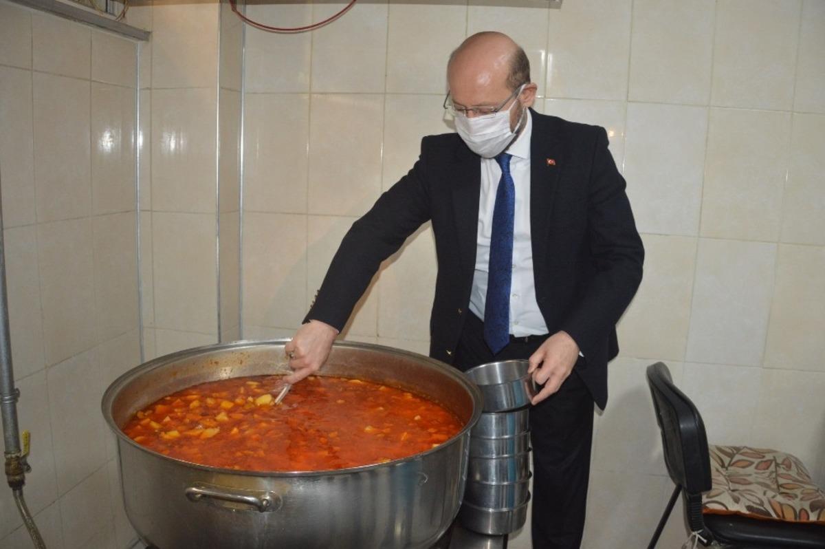 Niksar Belediyesi Aşevi her g&uuml;n 450 kişiye sıcak yemek sağlıyor