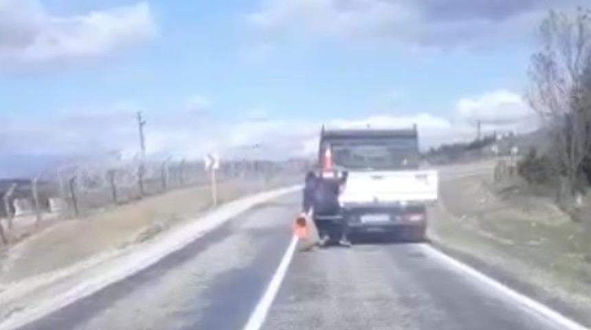 İş&ccedil;inin duba toplama tekniği şaşkına &ccedil;evirdi