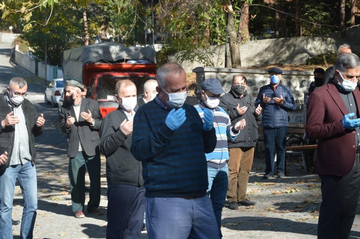 Koronadan &ouml;ld&uuml;, &Ouml;ğretmenler G&uuml;n&uuml;&rsquo;nde toprağa verildi