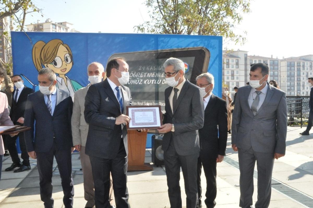 Vali Pehlivan, emekli olan &ouml;ğretmenine hizmet şeref belgesi verdi