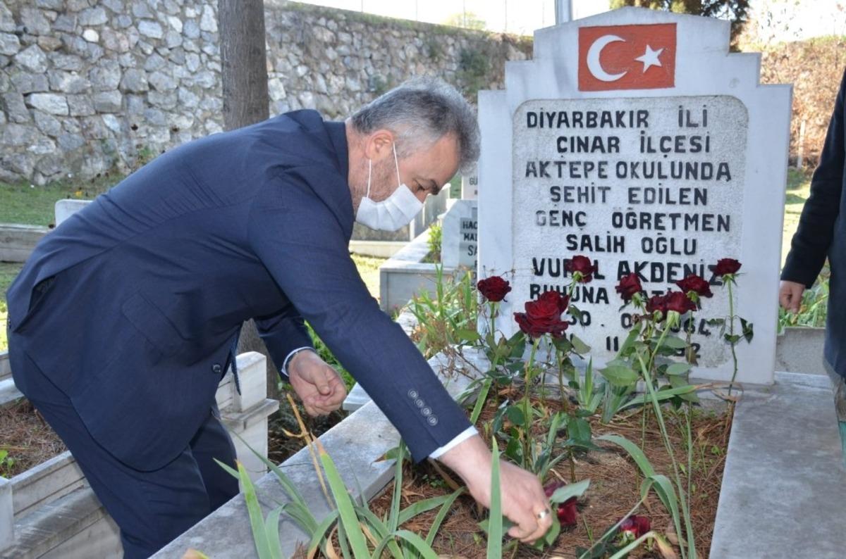 Başkan Topaloğlu, Şehit &Ouml;ğretmen Vural Akdeniz&rsquo;i kabri başında andı