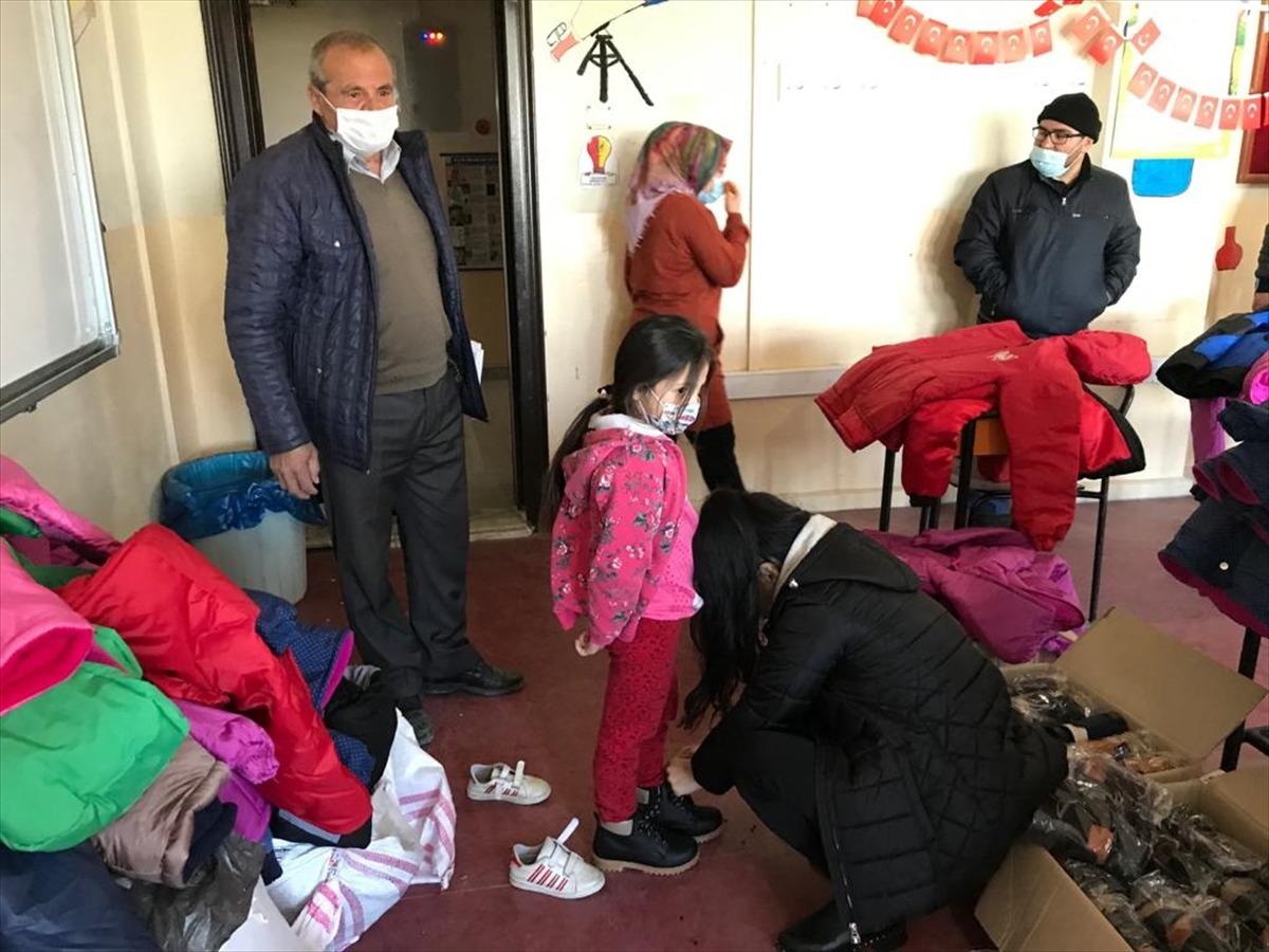 Avusturya'da yaşayan gurbet&ccedil;ilerden Samsun'daki &ccedil;ocuklara bot ve mont yardımı