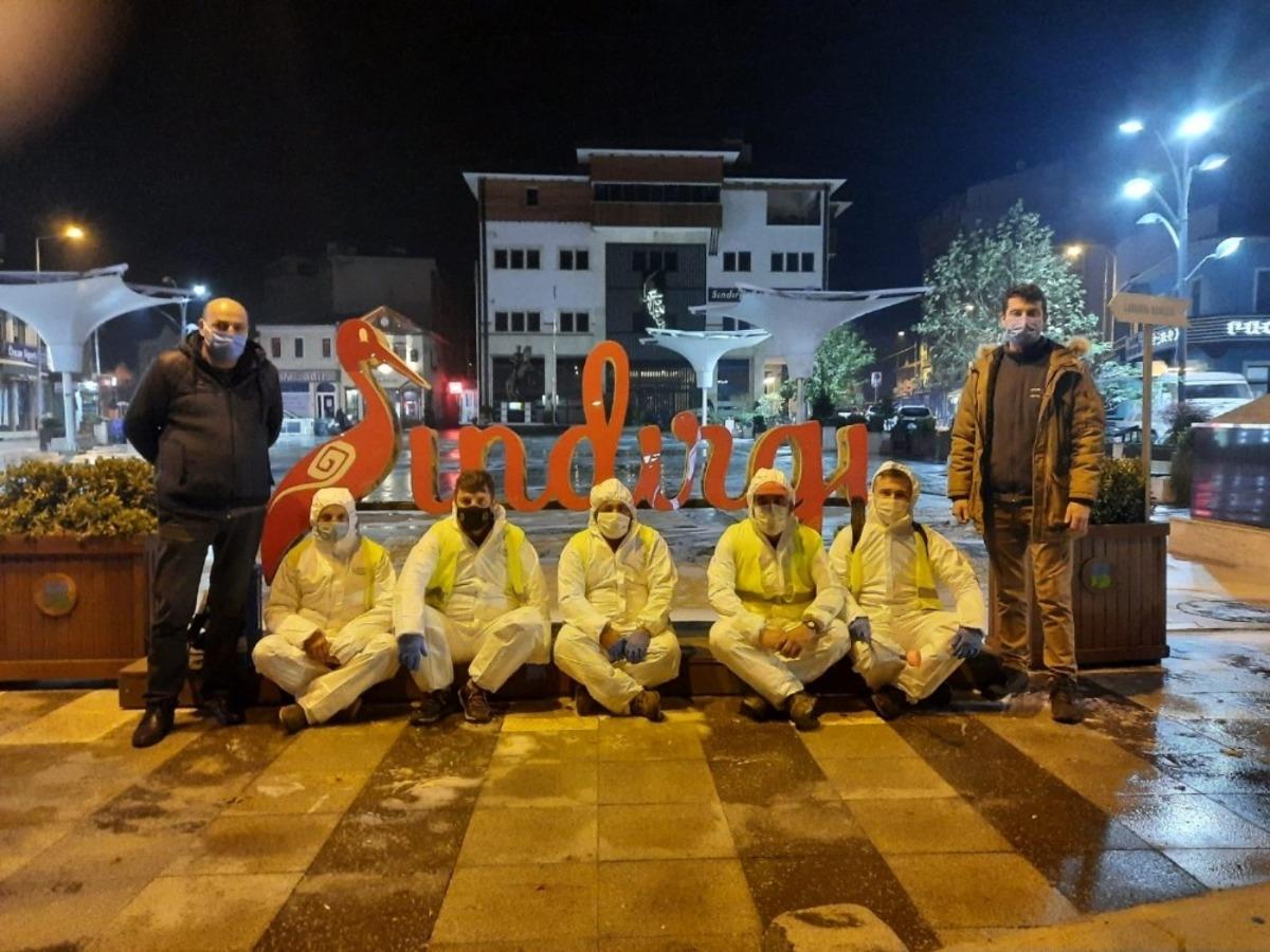 Koronaya karşı Sındırgı k&ouml;p&uuml;k k&ouml;p&uuml;k yıkanıyor