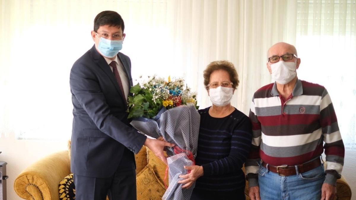 Nazilli Belediye Başkanı &Ouml;zcan, g&uuml;ne ilkokul &ouml;ğretmenini ziyaret ederek başladı