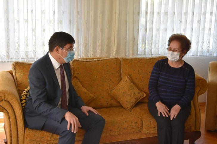 Nazilli Belediye Başkanı Özcan, güne ilkokul öğretmenini ziyaret ederek başladı G4