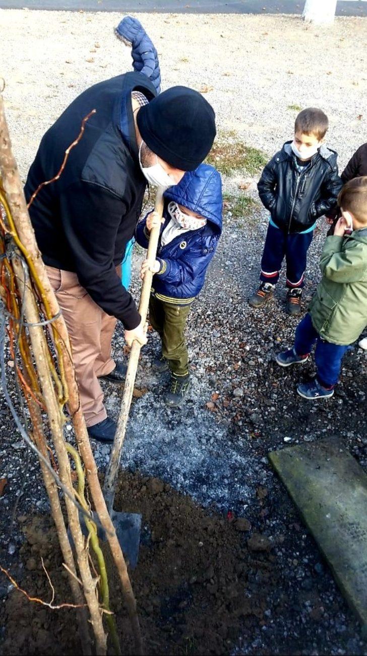 Şehit olan öğretmenler anısına fidan diktiler G4