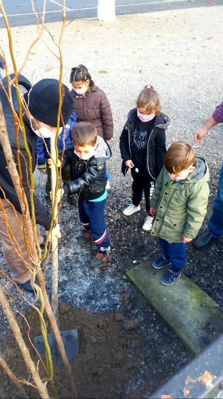 Şehit olan öğretmenler anısına fidan diktiler G5