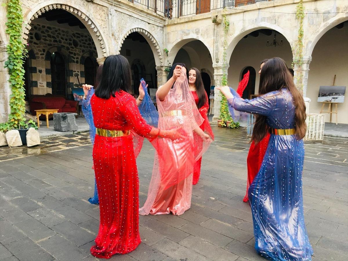 Şırnak'ta eğitimciler, &Ouml;ğretmenler G&uuml;n&uuml;'n&uuml; y&ouml;resel kıyafetlerle halay &ccedil;ekerek kutladı