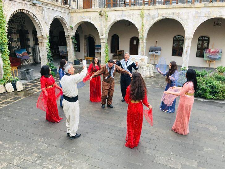 Şırnak'ta eğitimciler, Öğretmenler Günü'nü yöresel kıyafetlerle halay çekerek kutladı G2