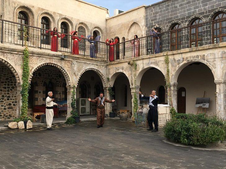 Şırnak'ta eğitimciler, Öğretmenler Günü'nü yöresel kıyafetlerle halay çekerek kutladı G3