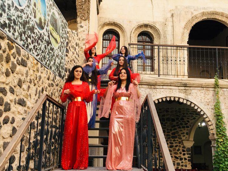 Şırnak'ta eğitimciler, Öğretmenler Günü'nü yöresel kıyafetlerle halay çekerek kutladı G4