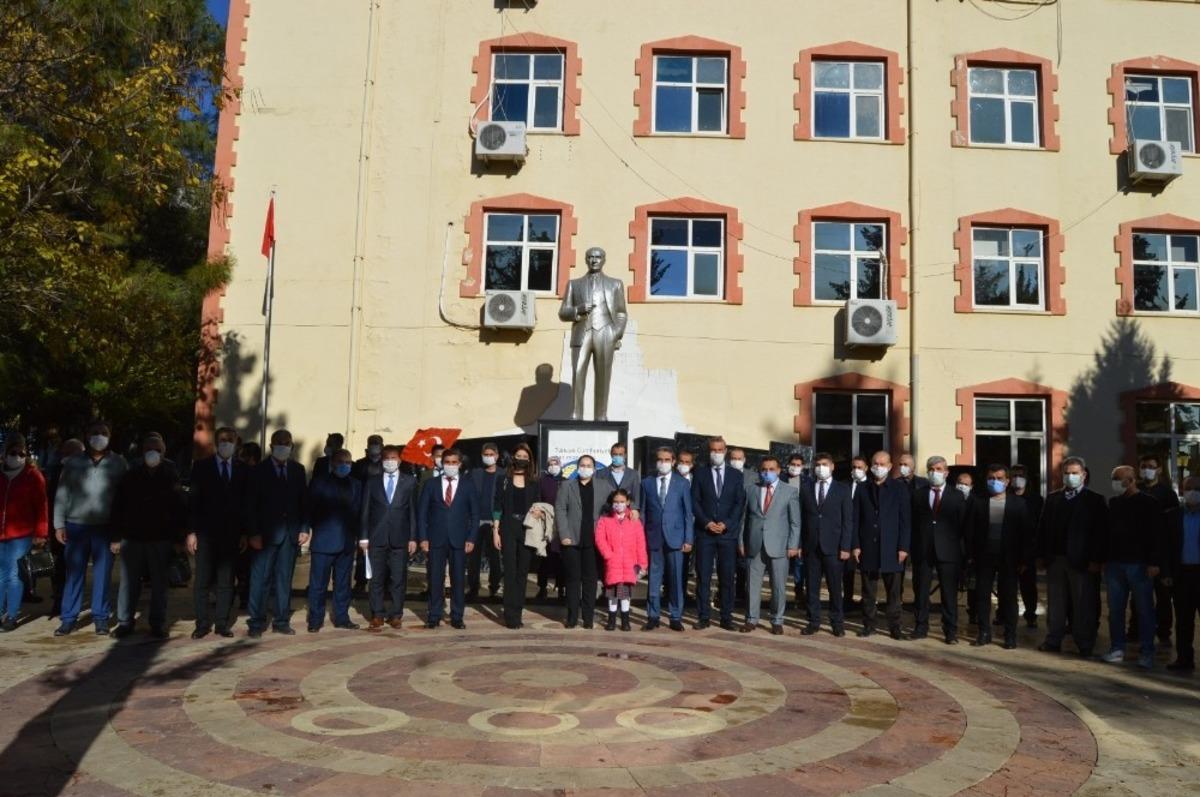 Besni&rsquo;de &Ouml;ğretmenler G&uuml;n&uuml; kutlandı