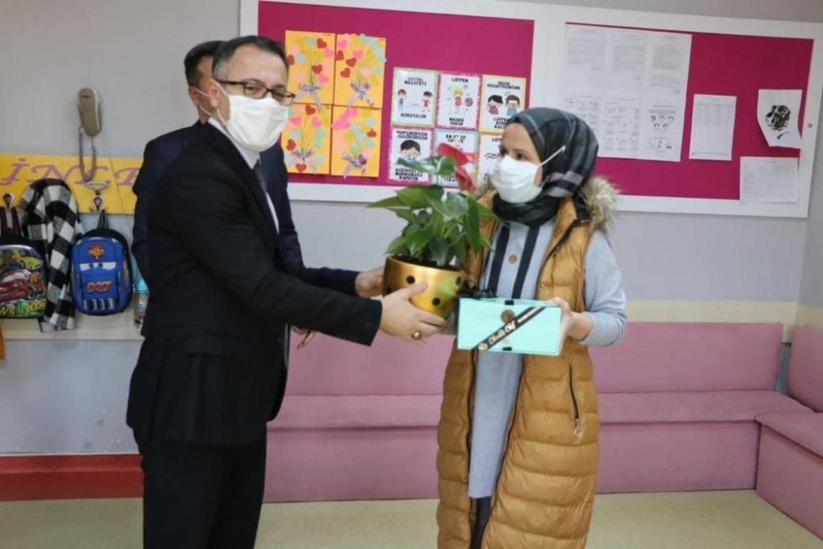 Kayapınar Kaymakamı Ko&ccedil; &Ouml;ğretmenler G&uuml;n&uuml;n&uuml; kutladı