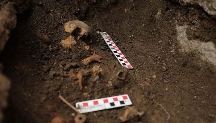 Kazı çalışmalarında bebek mezarı bulundu